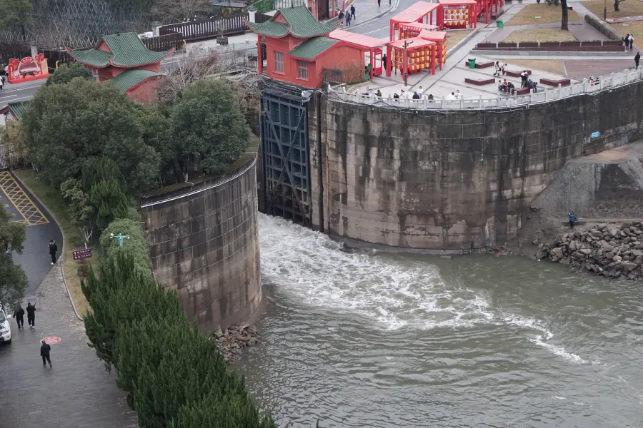滕王阁旁的水闸，似乎就是抚河与赣江的交汇处