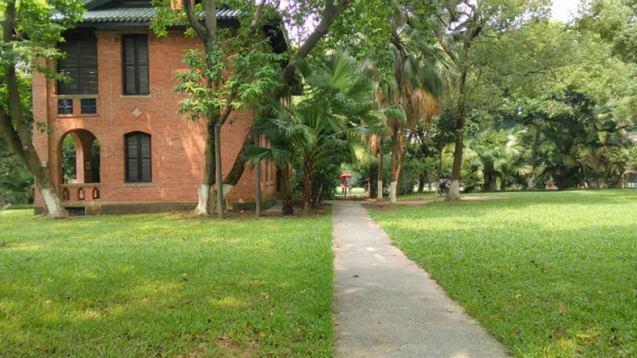 双鸭山大学陈寅恪故居前的白色水泥路今犹在