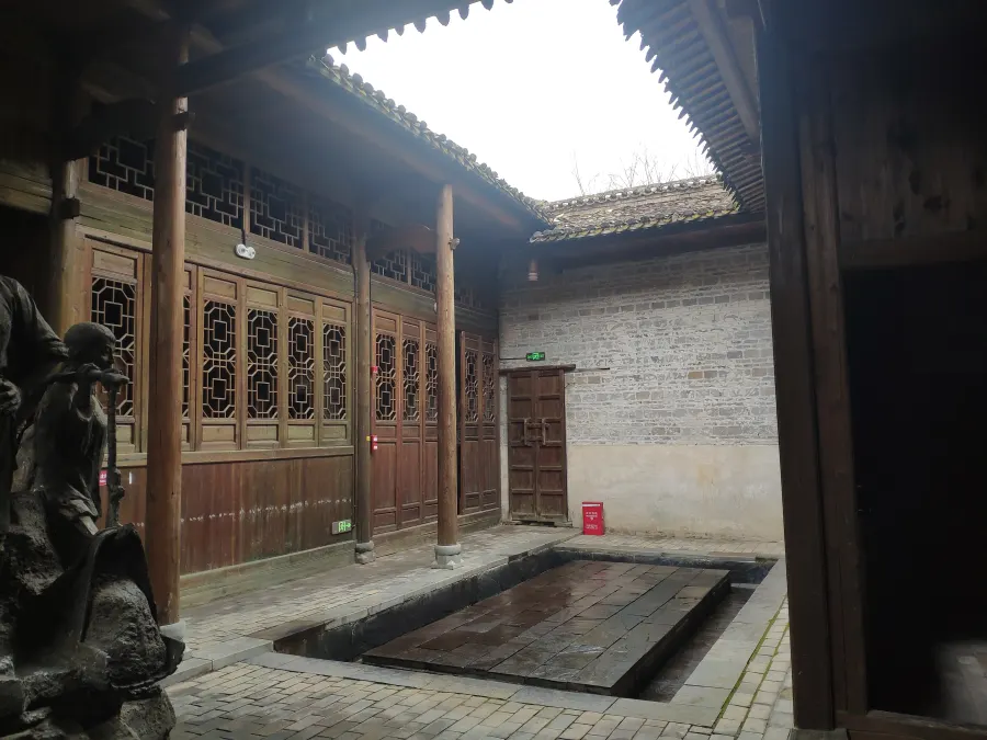 不知怎的，很欣赏这天井，再放一张照片