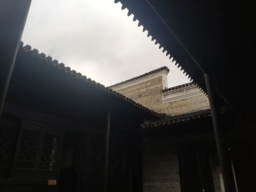 因为无窗，濬宅里的天井很多