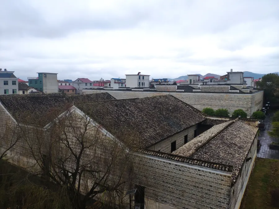 观景亭上俯瞰，近景为藩宅，远景为濬宅，中间现为花园空地